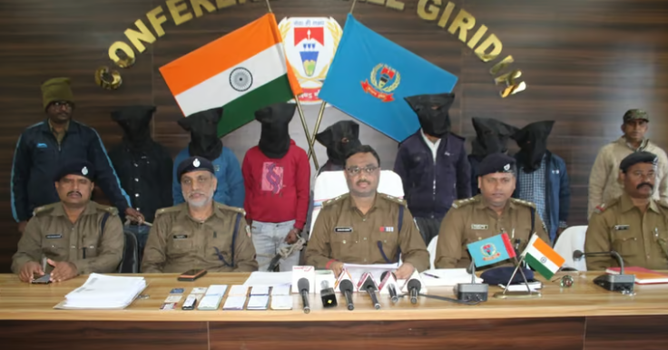 गिरिडीह : पुलिस ने क्रेडि'ट कार्ड धारकों को ठगने वाले सात साइबर अपराधी को किया गिरफ्तार, कई समान बरामद 