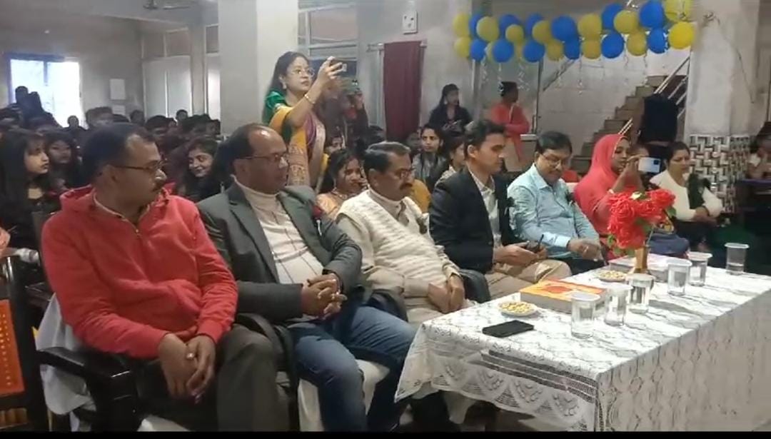 स्कूल प्रबंधन की सराहनीय पहल! बच्चों का तनाव दूर करने के लिए गुमला के अधिकारी करते हैं मोटिवेट, विस्तार से पढ़ें