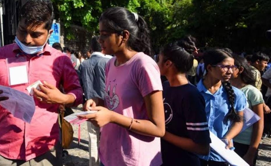 JSSC परीक्षा को लेकर पूर्वी सिंहभूम में धारा 144 लागू ! 88 परीक्षा केंद्रों पर हो रहा है एग्जाम, पढ़ें 100 मीटर के दायरे में किन चीजों पर है प्रतिबंध