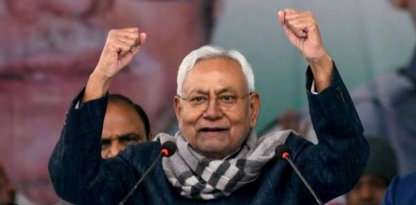 बिहार में चार साल में दो बार इस्तीफा, तीन बार सरकार, कमाल की है नीतीश सरकार 