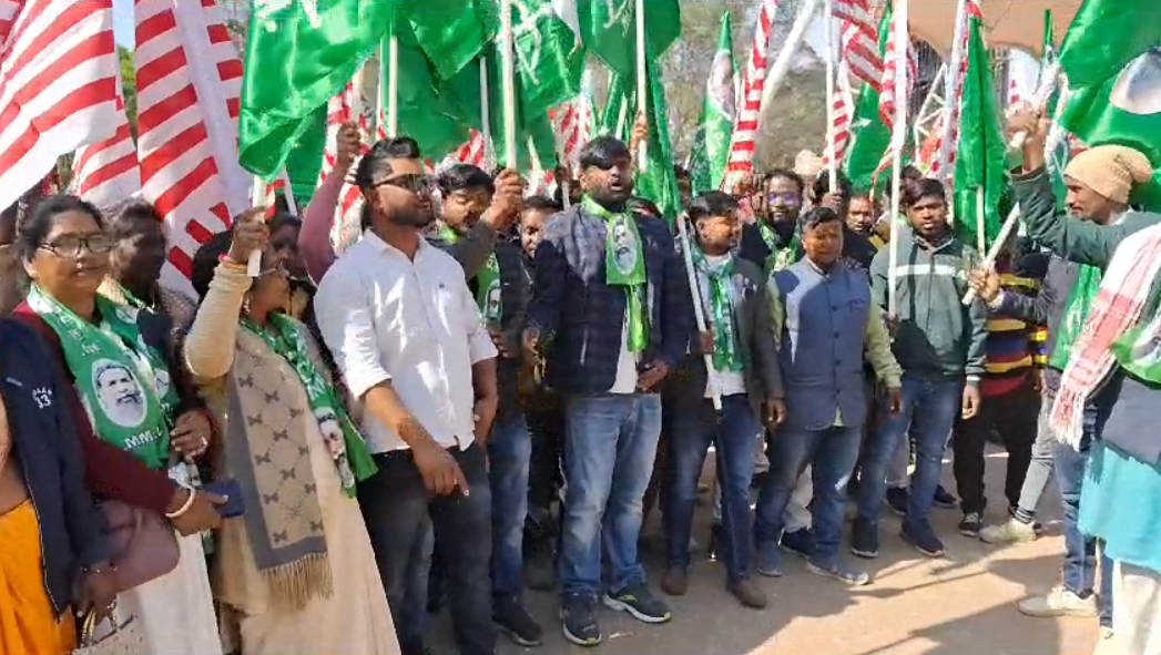 सीएम हेमंत को ईडी के 10वें समन के बाद उबाल, राजभवन  के सामने प्रदर्शन के लिए निकले झामुमो कार्यकर्ता 