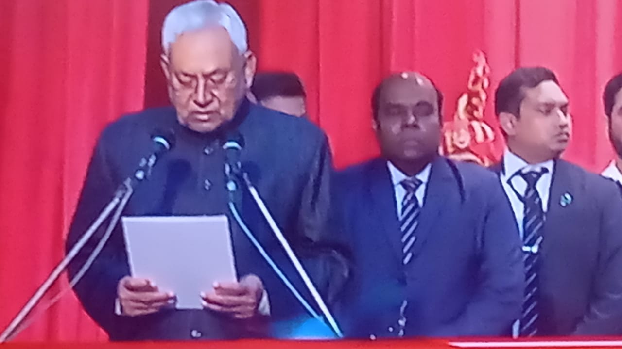 BREAKING NEWS:- 9वीं बार नीतीश कुमार ने ली सीएम पद की शपथ, सम्राट चौधरी और विजय सिन्हा बने उपमुख्यमंत्री, लगे जय श्री राम के नारे