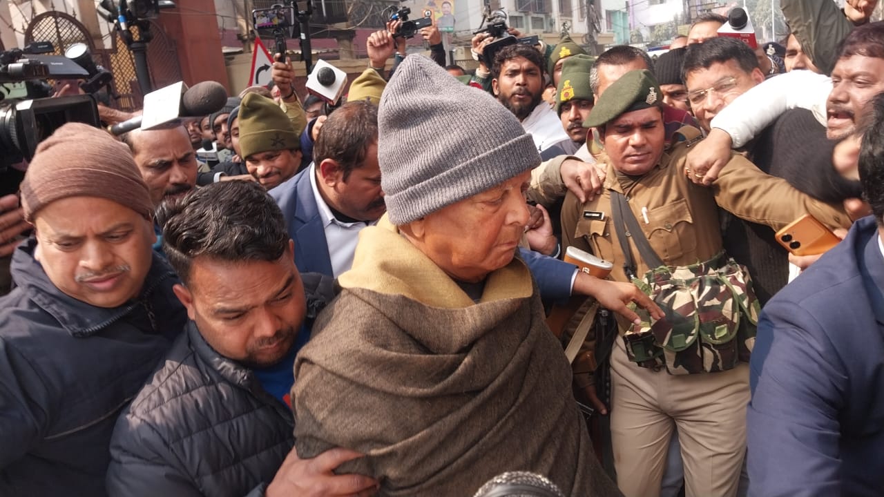 लालू यादव पहुंचे ED दफ्तर, लैंड फॉर जॉब स्कैम मामले में होगी पूछताछ 