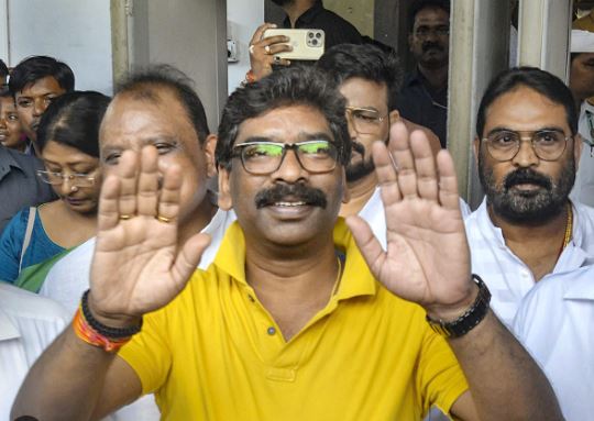 बिहार के बाद झारखंड! फिजाओं में उमड़ते बदलाव के बादल! सीएम हेमंत का दिल्ली में मौजदूगी किसी सियासी भूचाल के संकेत तो नहीं