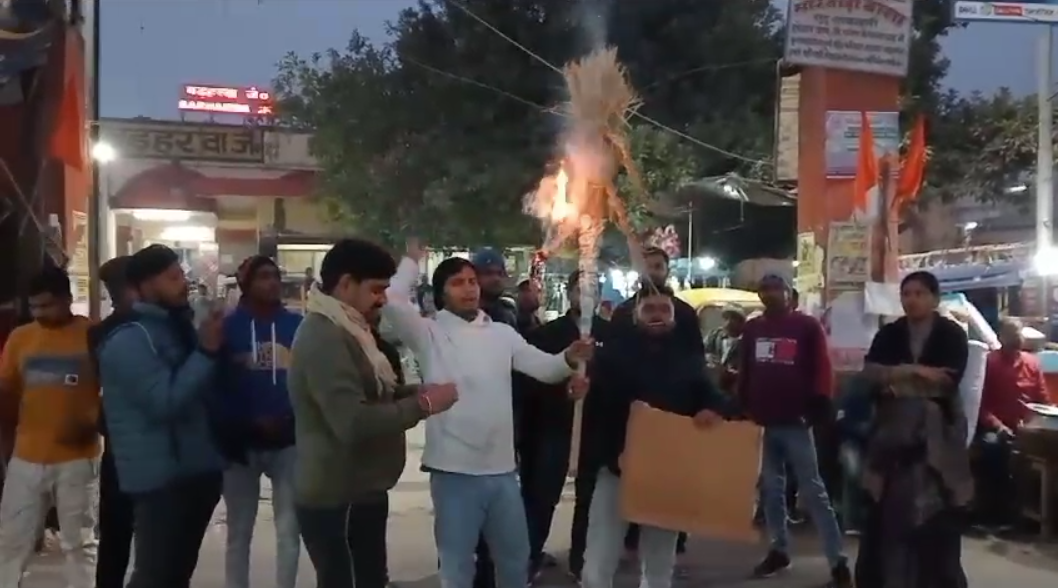 साहिबगंज: JSSC पेपर लीक मामले को लेकर छात्रों का फूटा गुस्सा, मुख्यमंत्री हेमंत सोरेन का किया पुतला दहन