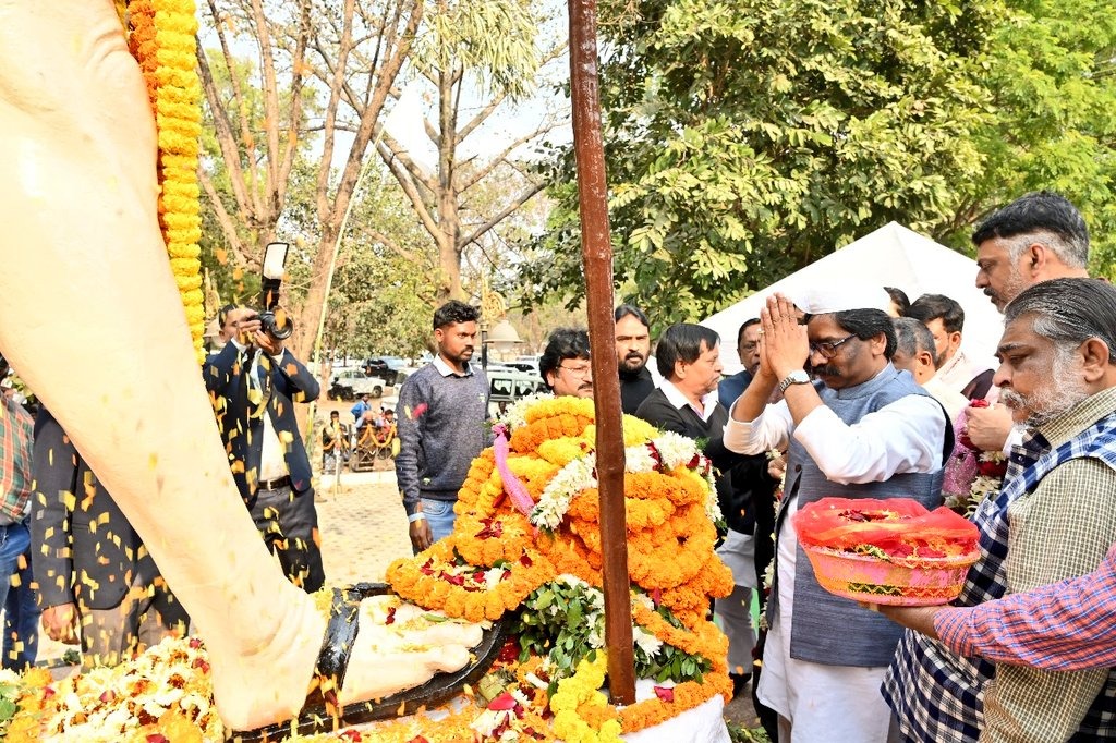36 घंटे के बाद प्रकट हुए हेमंत, बापू वाटिका में ‘रघुपति राधव राजा राम’ की धुन के बीच राष्ट्रपिता के चरणों में शीश झुका दिये कई सियासी संदेश