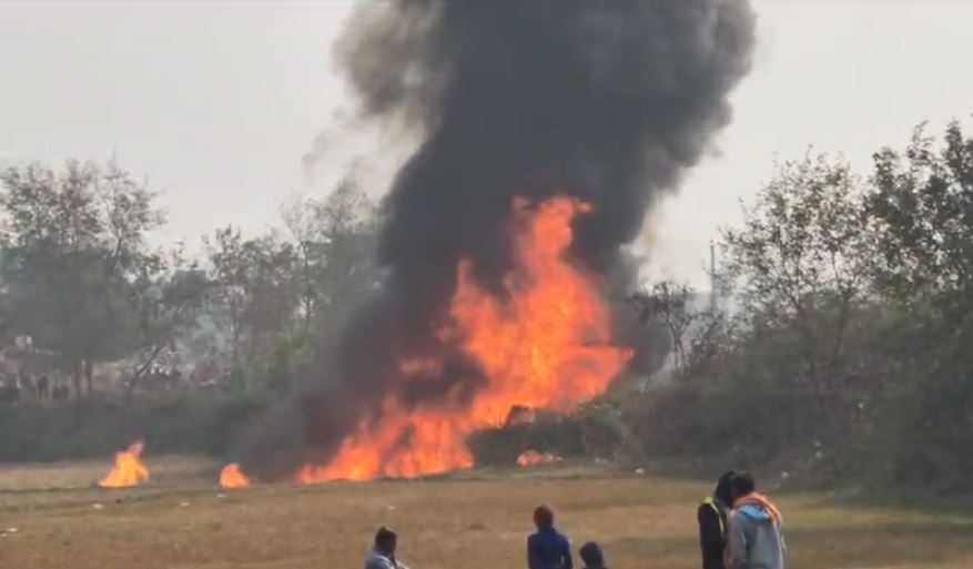 बोकारो: केमिकल लदा ट्रक दुर्घटनाग्रस्त, ट्रक में लगी आग,पूरा सामान जलकर हुआ खाक