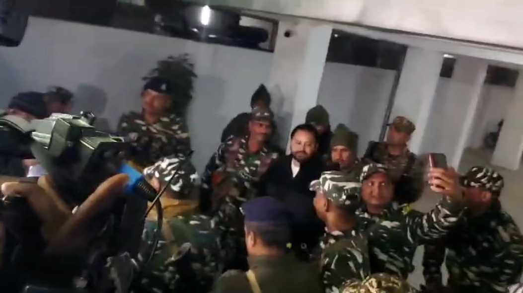 BREAKING : ईडी दफ्तर से बाहर निकले तेजस्वी, 12 अधिकारियों ने पूछे 60 सवाल