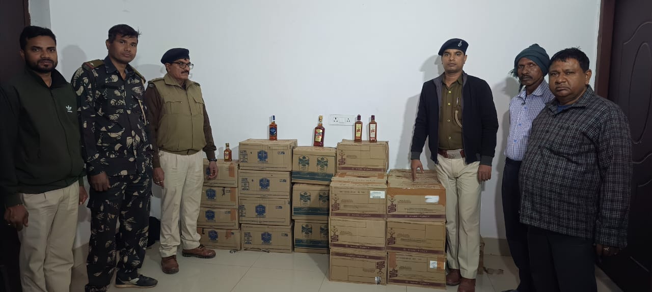 देवघर: उत्पाद विभाग ने लावारिस बोलेरो गाड़ी से बरामद किया 30 कार्टून अवैध शराब, अतिरिक्त नंबर प्लेट भी किया बरामद