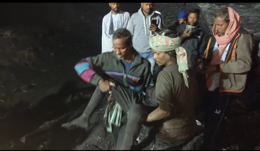 धनबाद के निरसा में अवैध खनन के दौरान फिर चाल धंसी, जेसीबी से मलवा हटा तो मिला शव 