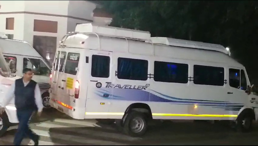 BIG BREAKING: अब तक नहीं मिला राजभवन से निमंत्रण, गठबंधन के सभी विधायकों को हैदराबाद में शिफ्ट करने की चल रही तैयारी