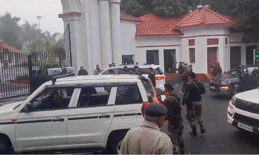 चंपई सोरेन के नेतृत्व में 5 एमएलए पहुंचे राजभवन, राज्यपाल के पास सरकार बनाने का दावा करेंगे पेश