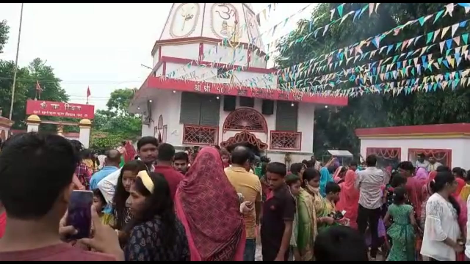 कोरोना पर आस्था भारी, अंतिम सोमवारी पर मंदिरों में उमडी शिवभक्तों की भीड़