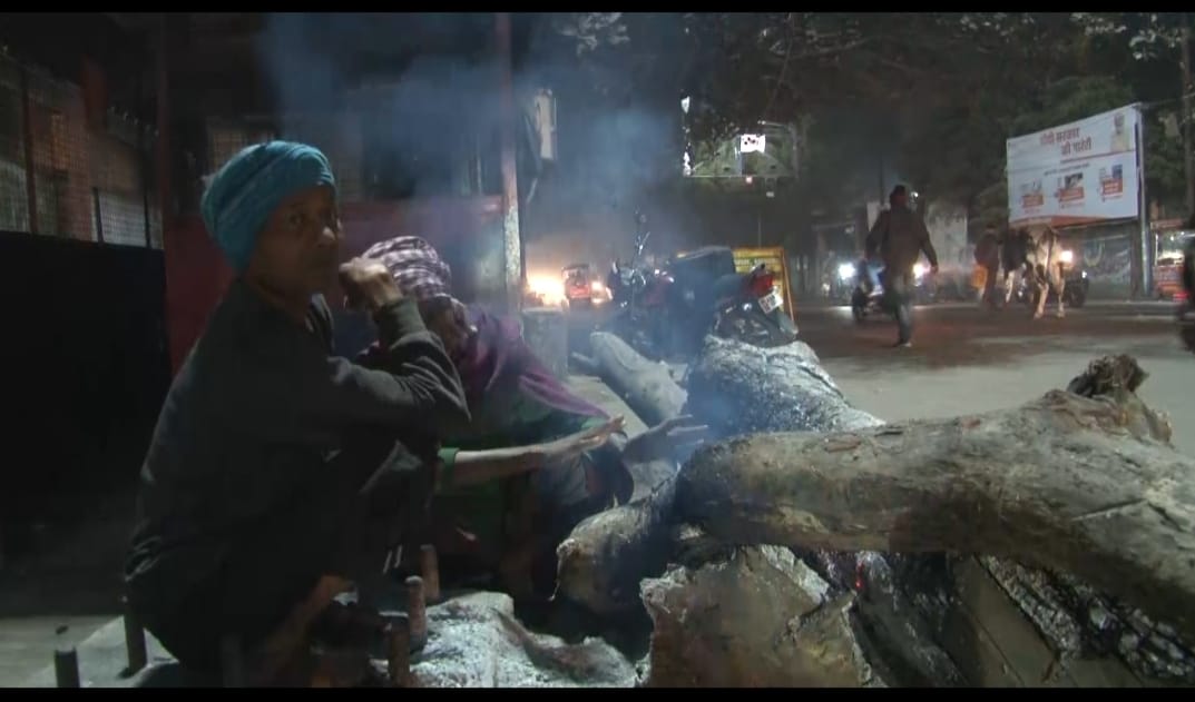 धनबाद में कड़कड़ाती ठंड रोज दिला रही नया एहसास, दिन हो या रात गर्म कपड़ों में लिपट जान बचा रहे लोग 