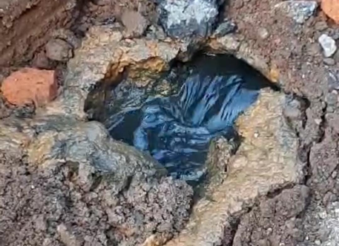 गुमला के लोग पानी की जगह पी रहे थे नाली का पानी! सप्लाई पाइप से निकल रही गंदगी को देख लोगों के उड़े होश, पढ़ें क्या है मांग