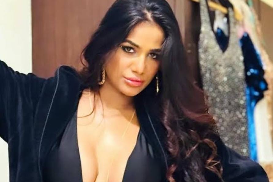 Poonam pandey:मौत के एक दिन बाद फिर जिंदा हुई एक्ट्रेस पूनम पांडे! वीडियो जारी कर कहा ‘मैं जिंदा हूं,’ बताया मौत की झूठी खबर फैलाने की वजह   