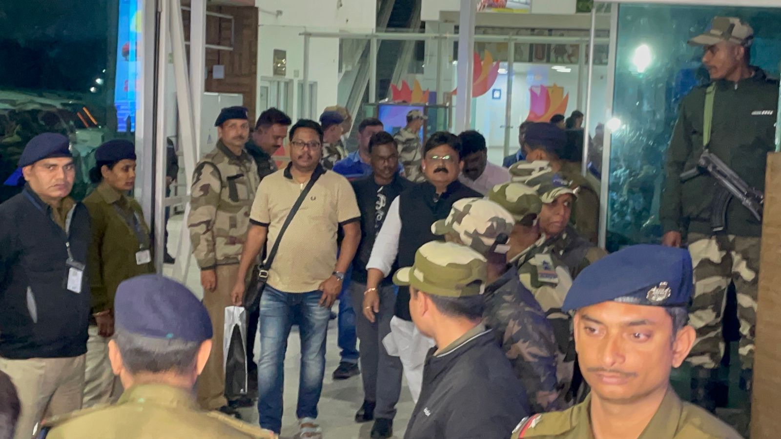 Big Breaking : हैदराबाद से रांची पहुंचे महा गठबंधन के विधायक, कल का दिन बेहद महत्वपूर्ण विधानसभा में होना है सरकार के पक्ष में  फ्लोर टेस्ट