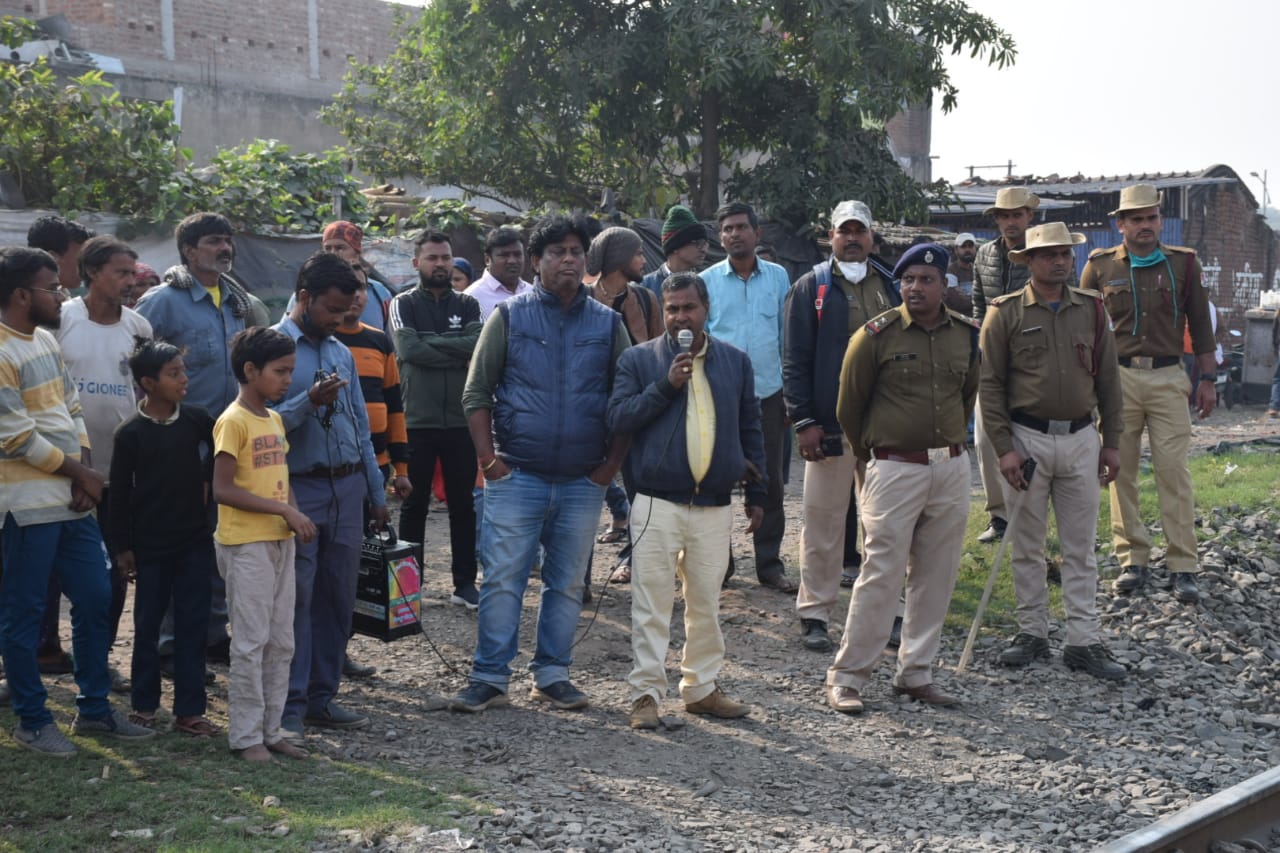 रेलवे ने कराई मुनादी ,कहा -जान जोखिम में मत डालिये 