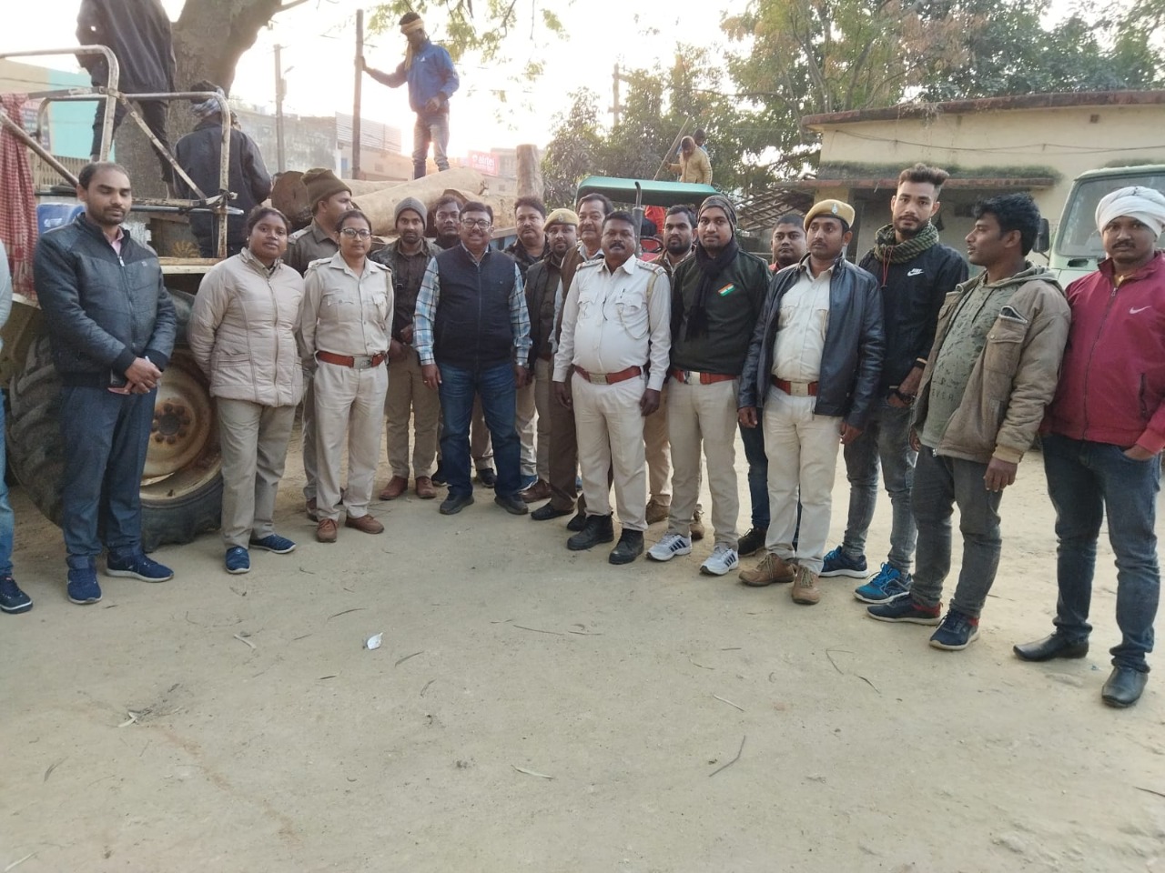 संयुक्त टीम बनाकर की गई कार्रवाई,लाखों रुपये की लकडी जब्त