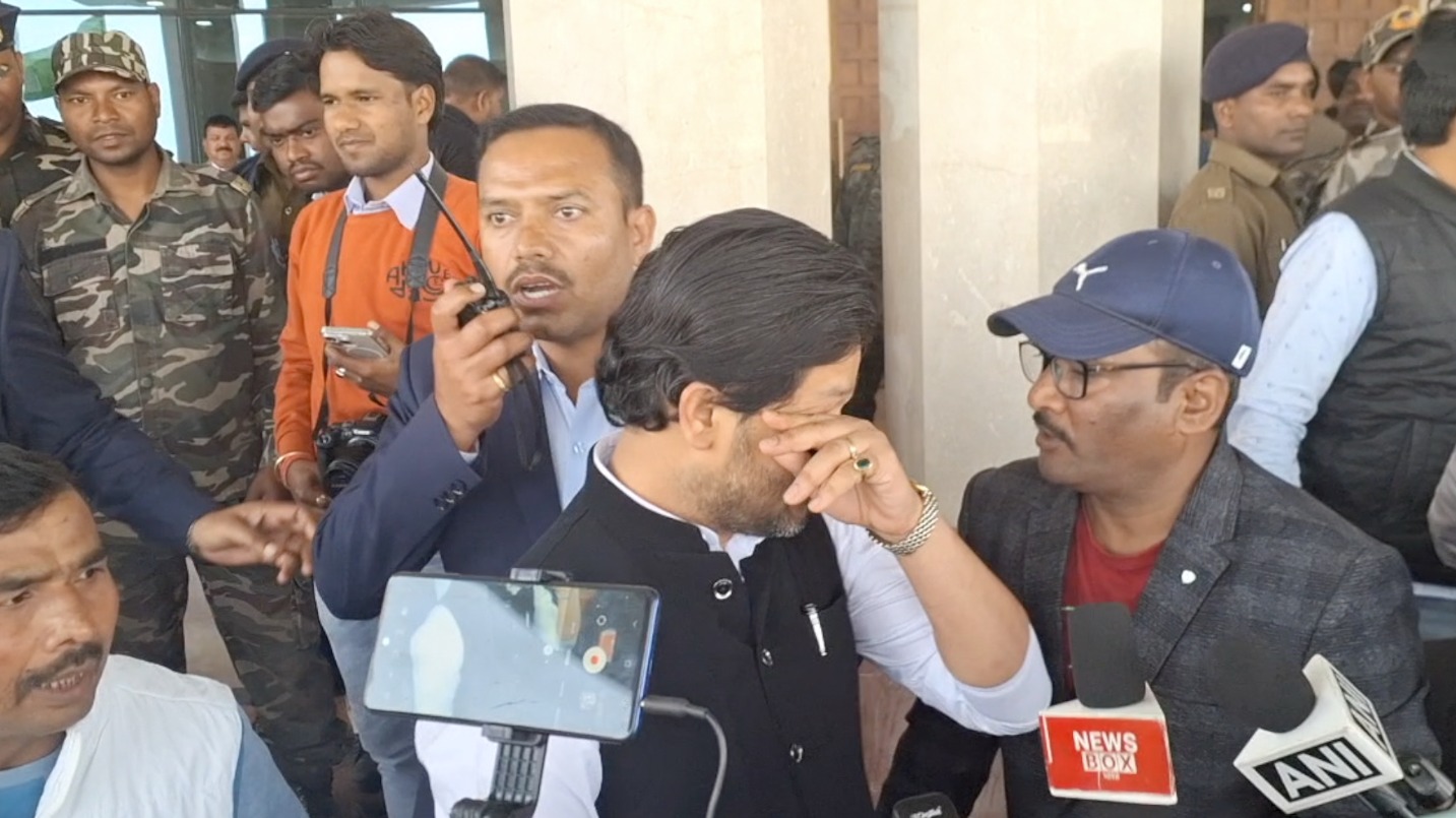 ईडी के शिकंजे में हेमंत सोरेन को जाते देख भावुक हुए बेरमो विधायक अनुप सिंह, आंखों में उमड़ा आंसुओं का समंदर