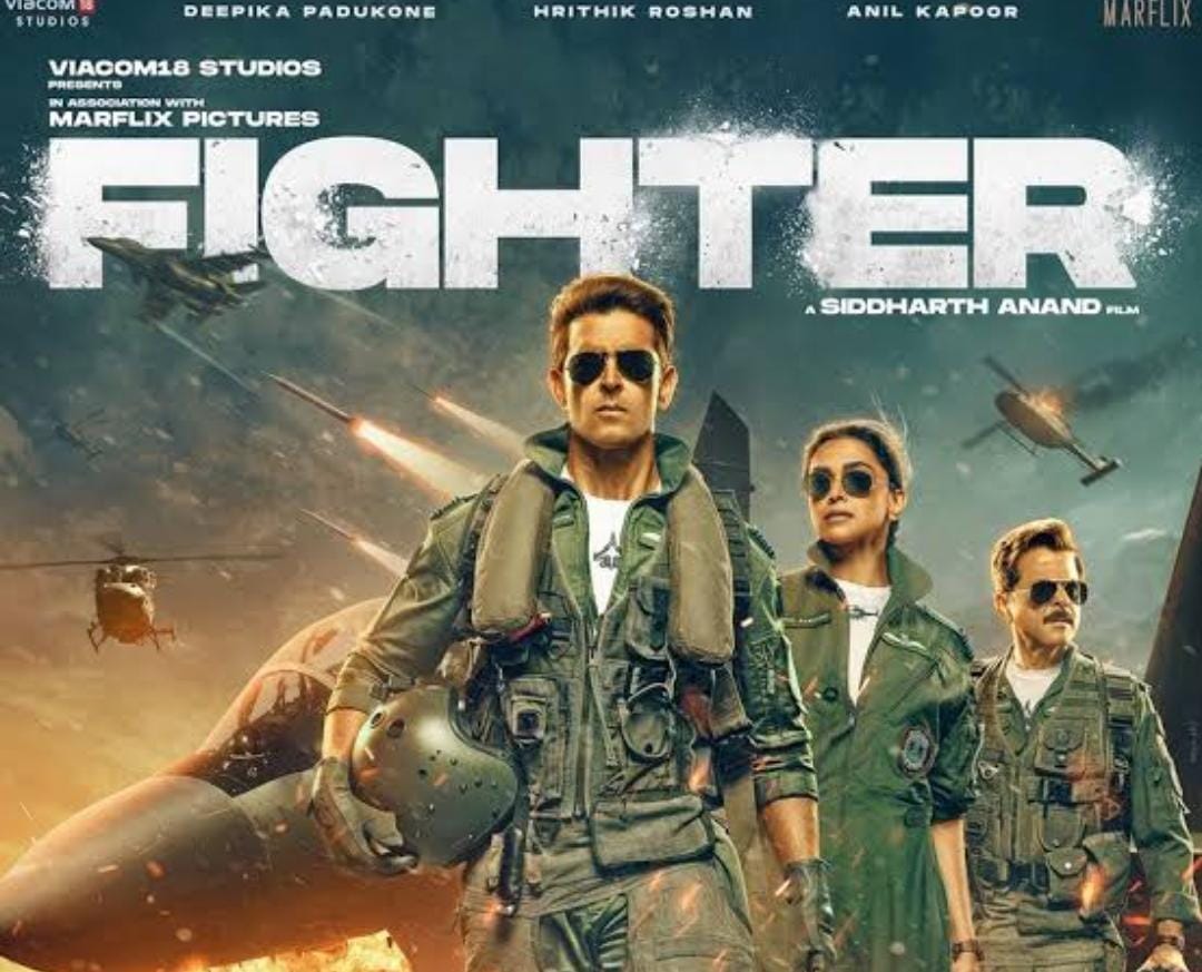 ऋतिक रोशन की ‘फाइटर’ पर गहराया विवाद!  फिल्म में एयरफोर्स की यूनिफॉर्म में Kiss करना पड़ा भारी, सीन के खिलाफ नोटिस जारी   