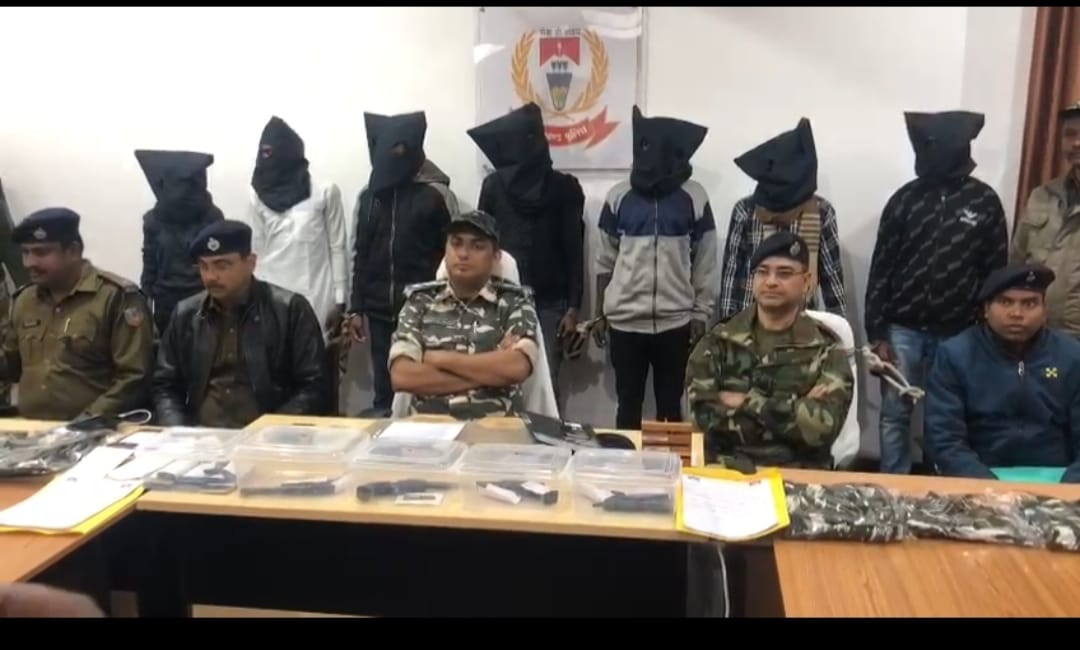 एक महिला समेत दो नक्सली धराए, तबाही के सामान बरामद