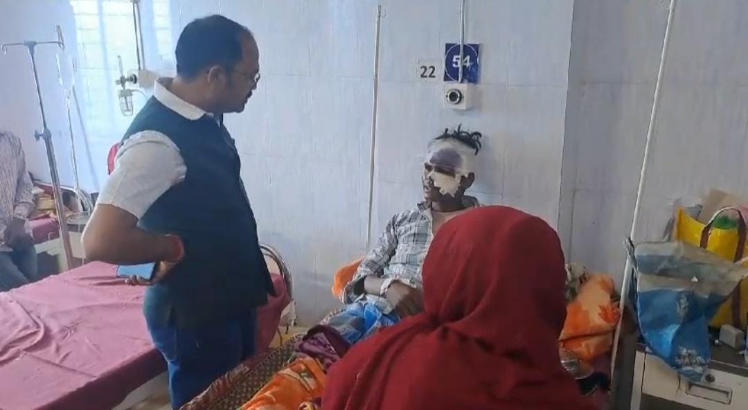 सरायकेला:सदर अस्पताल के निरीक्षण के दौरान डॉक्टर्स की गैरमौजूदगी और गंदगी देख भड़के विधायक प्रतिनिधि, पढ़ें क्या दी चेतावनी