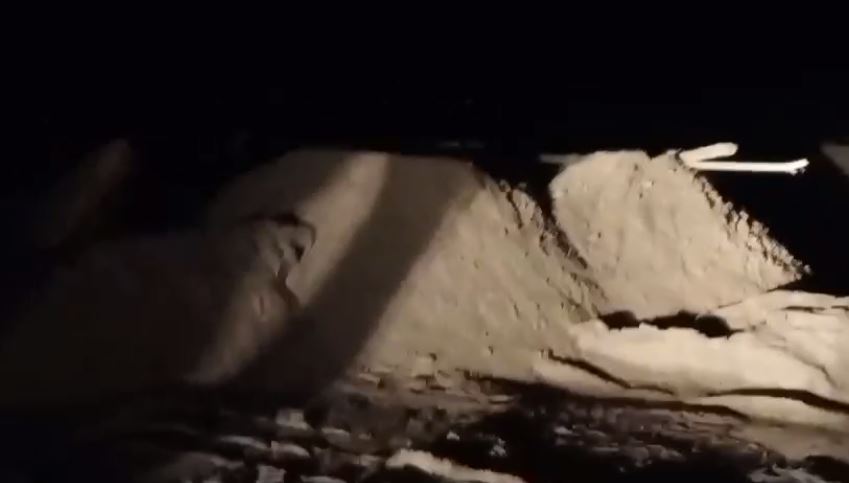 सरायकेला: रात के अंधेरे में होता है बालू का अवैध उत्खनन, खतरे में स्वर्णरेखा, करकरी नदियों का अस्तित्व, प्रशासन नहीं ले रहा सुध 