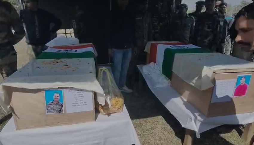 चतरा पुलिस लाइन में शहीद जवानों को दी गई श्रद्धांजलि, DGP ने कहा-जवानों की कुर्बानी नहीं जाने देंगे बेकार, एक-एक का लिया जाएगा बदला