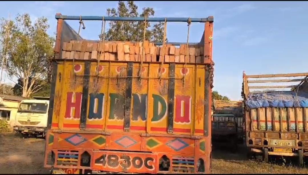 दुमका:  डीटीओ ने शिकारीपाड़ा में तीन मालवाहक वाहनों पर की कार्रवाई, एक को किया ब्लैक लिस्ट