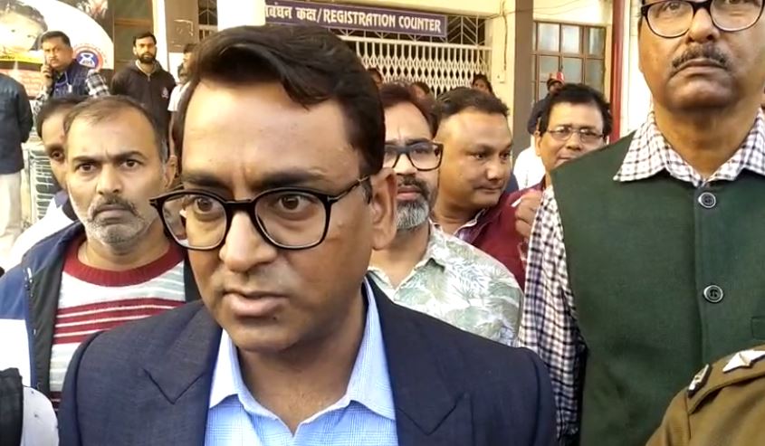 देवघर अपडेट: पुलिस बस और स्कूटी की टक्कर में छात्रा की मौत के बाद बस चालक हिरासत में, घायलों को देखने डीसी पहुंचे सदर अस्पताल