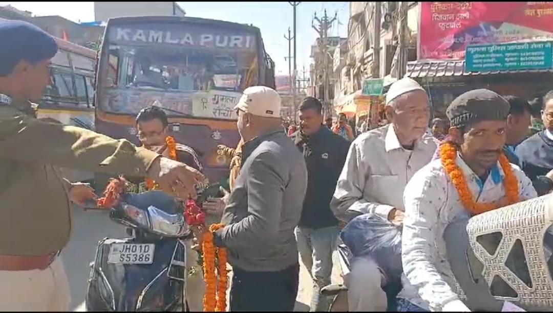 गुमला में ट्रैफिक रुल तोड़ने पर किया जा रहा है सम्मानित! हाथों में चालान की जगह थमाया जा रहा है गुलाब