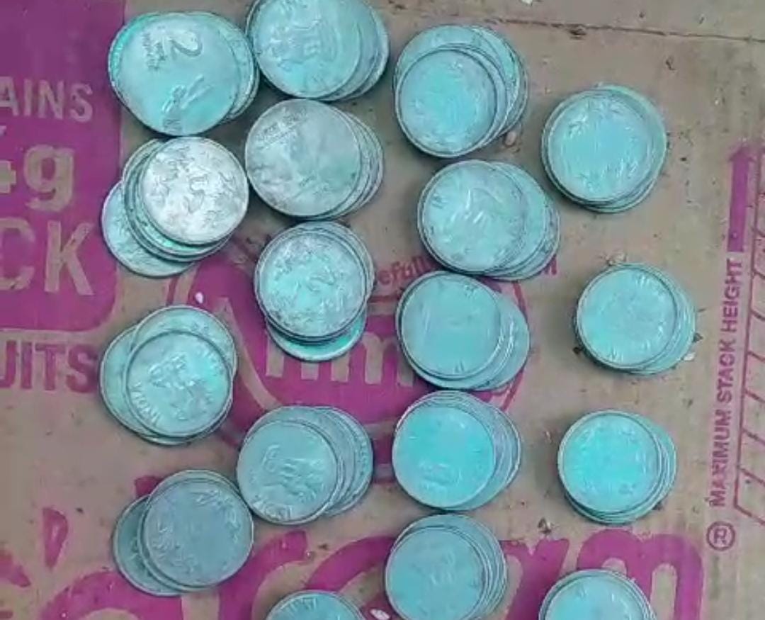 दुमका के बाजार में प्रचलन से बाहर हो रहे हैं 2 रुपये तक के सिक्के! दुकानदार नहीं लेते सिक्के, पढ़ें इसकी वजह