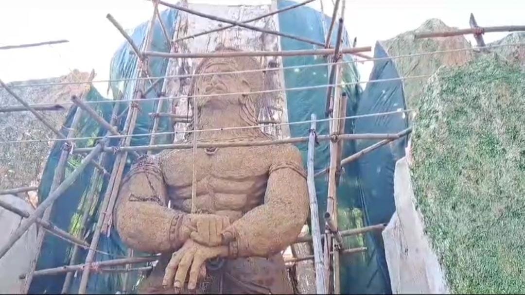 सरायकेला के डोभो में बन रहा है तेलुगु फिल्म 'हनुमान' की थीम पर पंडाल, मूर्तिकार नहीं विद्यार्थी बना रहे है मूर्ति, पढ़ें क्या है खास   
