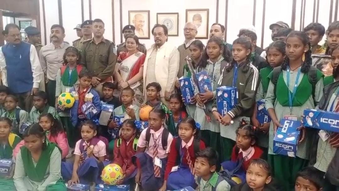 जमशेदपुर पुलिस की सराहनीय पहल! सुदूर ग्रामीण क्षेत्रों के स्कूली बच्चों को कराया शहर भ्रमण, बच्चों के चेहरों पर खिली मुस्कान