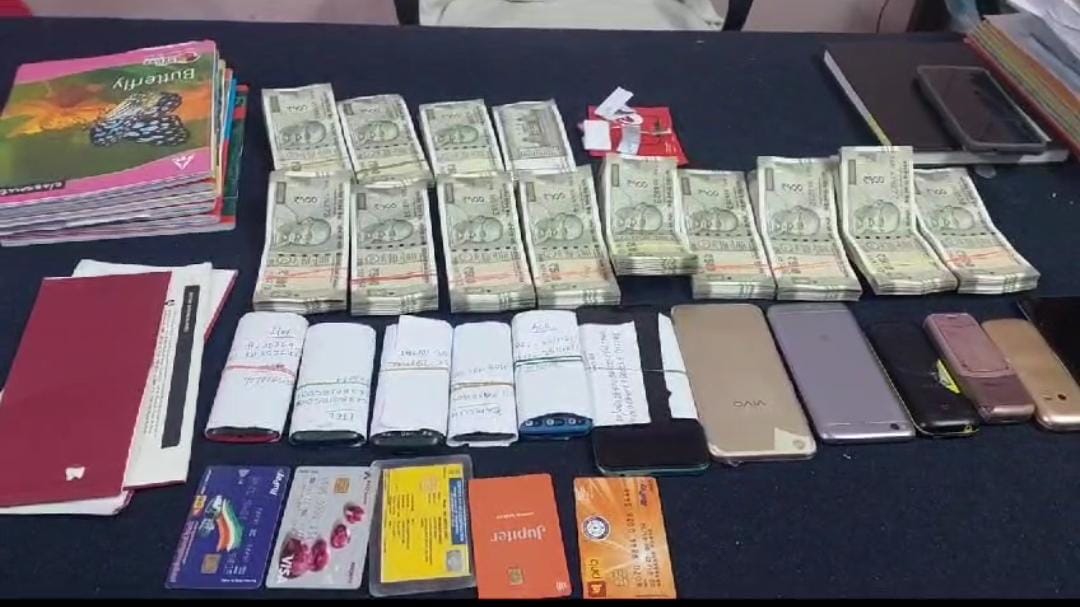 नालंदा: किसान से ठगी करनेवाला साइबर अपराधी चढ़ा पुलिस के हत्थे, 7 लाख रुपये, देसी कट्टा और जिंदा कारतूस बरामद, पढ़ें शातिर का आपराधिक इतिहास