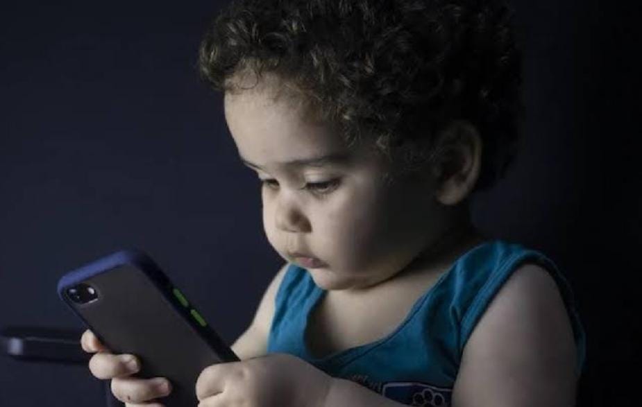 Child care tips: अत्यधिक मोबाइल की लत आपके बच्चे की जिंदगी कर देगी खराब! अगर आपका बच्चा भी है इसका शिकार, तो इन उपायों से निकाले बाहर