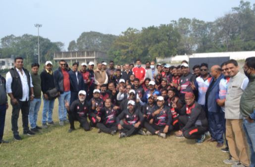 कलम चलाने वाले हाथों में बल्ला लेकर पहुंचे रेलवे ग्राउंड, डीसी ने किया उद्घाटन