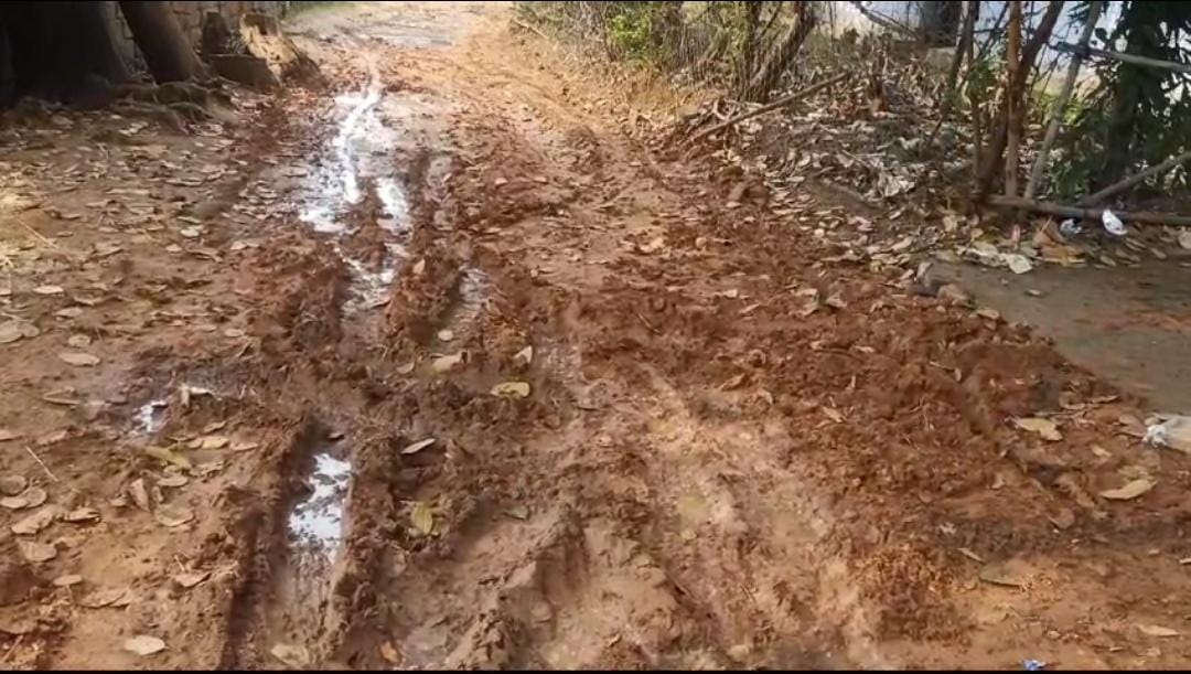 गुमला:  हर घर नल योजना में दिख रही अनियमितता, पाइप लाइन बिछाने के नाम पर बिगाड़ी सड़कों की सूरत