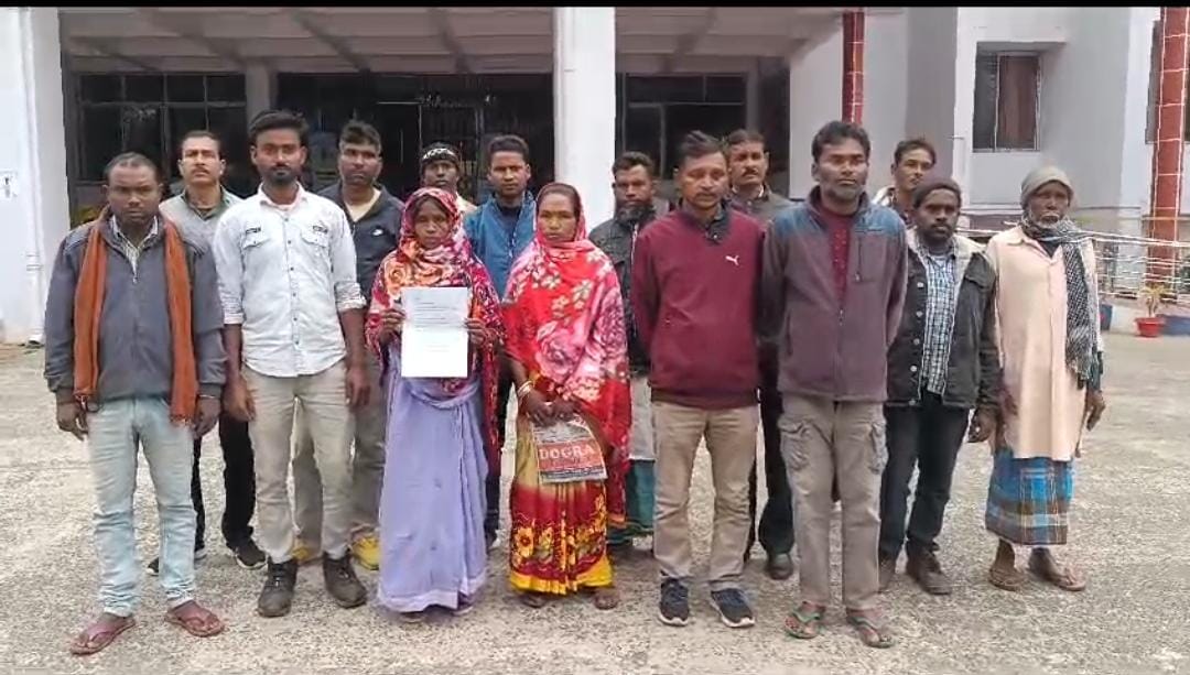 दुमका में अबुआ आवास योजना में धांधली का आरोप, ग्रामीणों ने डीसी को सौंपा ज्ञापन, जानिए पूरी खबर