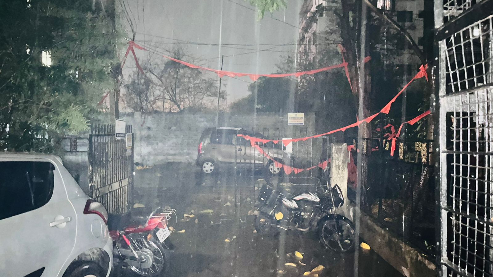 राजधानी रांची में झमाझम बारिश, बेमौसम पानी ने सरस्वती पूजा का रंग किया भंग