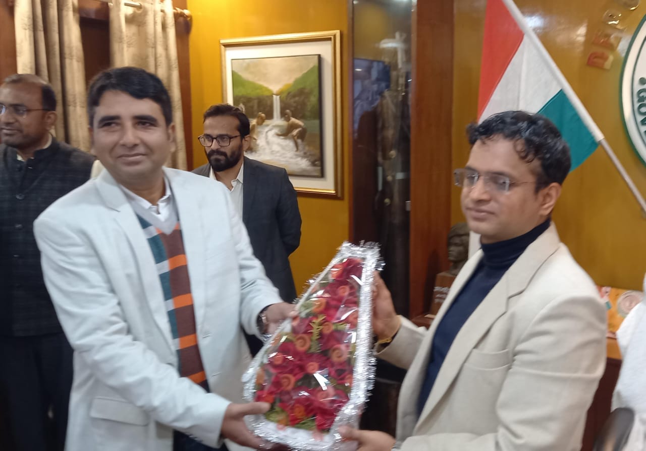 साहिबगंज के 36 वें डीसी के रूप में हेमंत सत्ती ने किया पदभार ग्रहण, विभिन्न विभागो के पदाधिकारियों ने बुके देकर किया स्वागत   