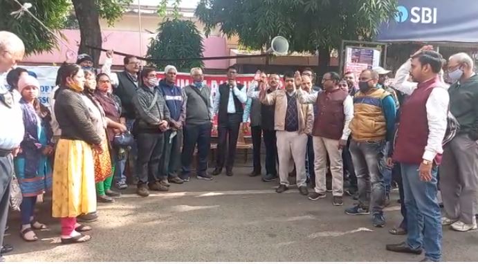 देशभर  में आज और कल बैंक हड़ताल, 2400 करोड़ के ट्रांजैक्शन पर पड़ेगा असर 