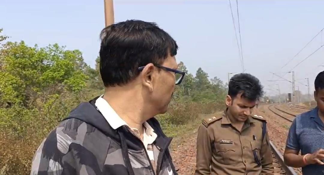 चाईबासा से बड़ी ख़बर : तालाबुरू रेलवे स्टेशन के समीप 4 चार शव मिलने से हड़कंप! मृतकों में महिला पुरुषों और दो बच्चें शामिल, हत्या या आत्महत्या में जांच में जुटी पुलिस