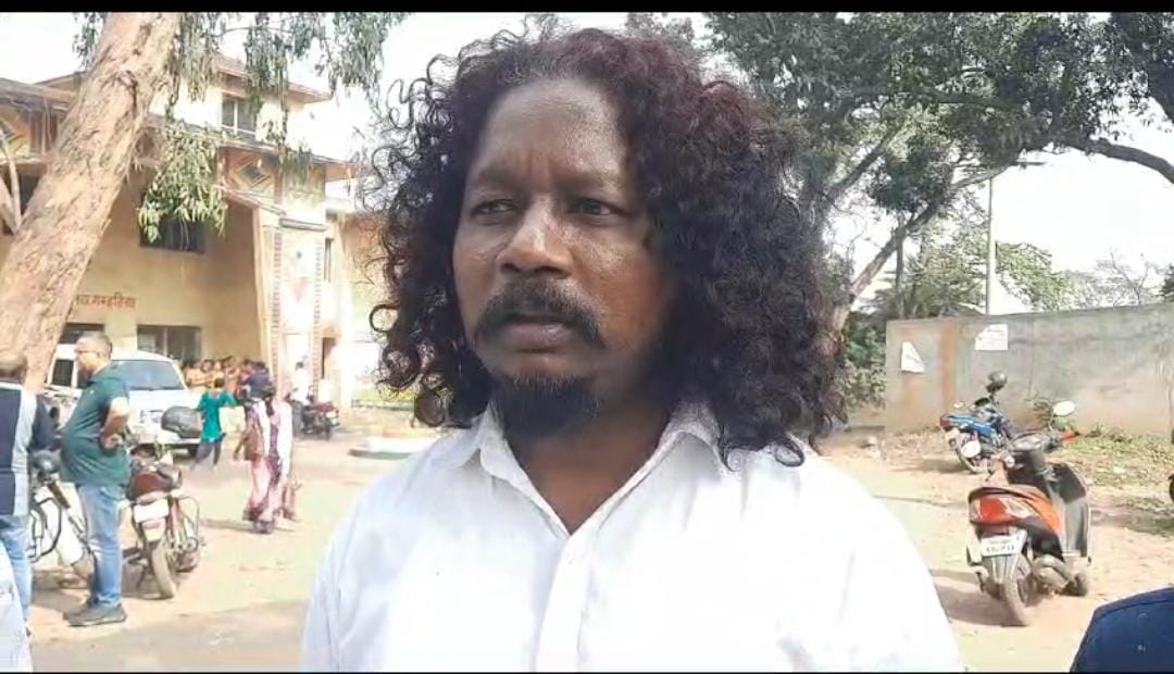 सरायकेला:कांड्रा रेलवे ब्रिज के समीप रैयती जमीन पर हो रहा है अवैध निर्माण, कार्य को रोकने के लिए पीड़ित ने अंचल अधिकारी को सौंपा ज्ञापन