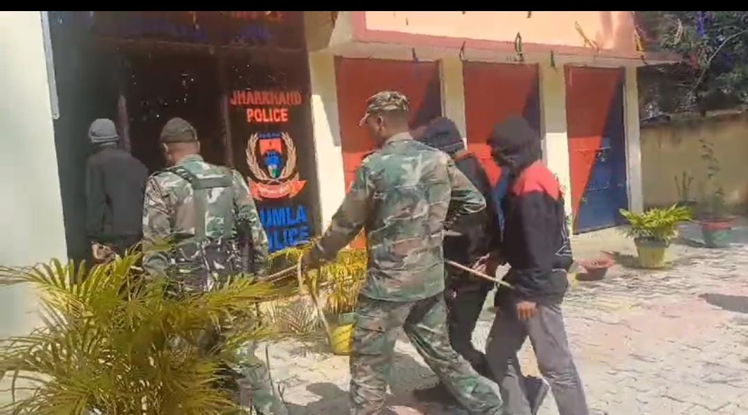 गुमला:हथियार के साथ 8 अपराधी गिरफ्तार, शादी सामारोह में आपराधिक घटना को अंजाम देने के फिराक में थे शातिर, पढ़ें पूरा मामला