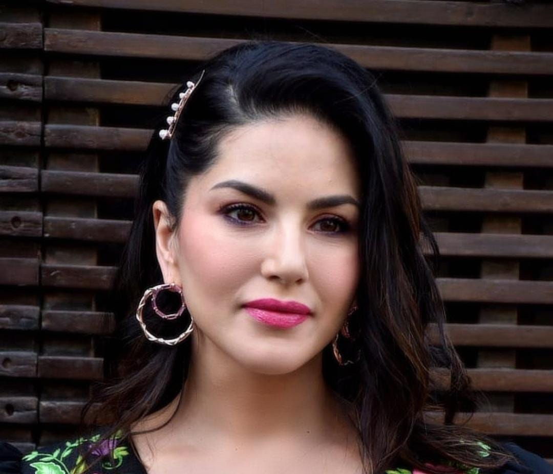 सनी लियोन ने बॉलीवुड से लिया संन्यास! आईटम गानों पर ठुमका लगाने की जगह पुलिस भर्ती परीक्षा में लेंगी हिस्सा, एडमिट कार्ड हुआ जारी   