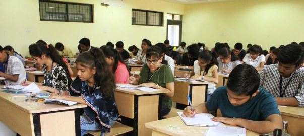 झारखंड बोर्ड परीक्षा : भौतिकी के पेपर लीक होने का दावा , छात्रों ने लगाया आरोप- सोशल मीडिया पर इम्तहान से पहले ही पेपर वायरल 