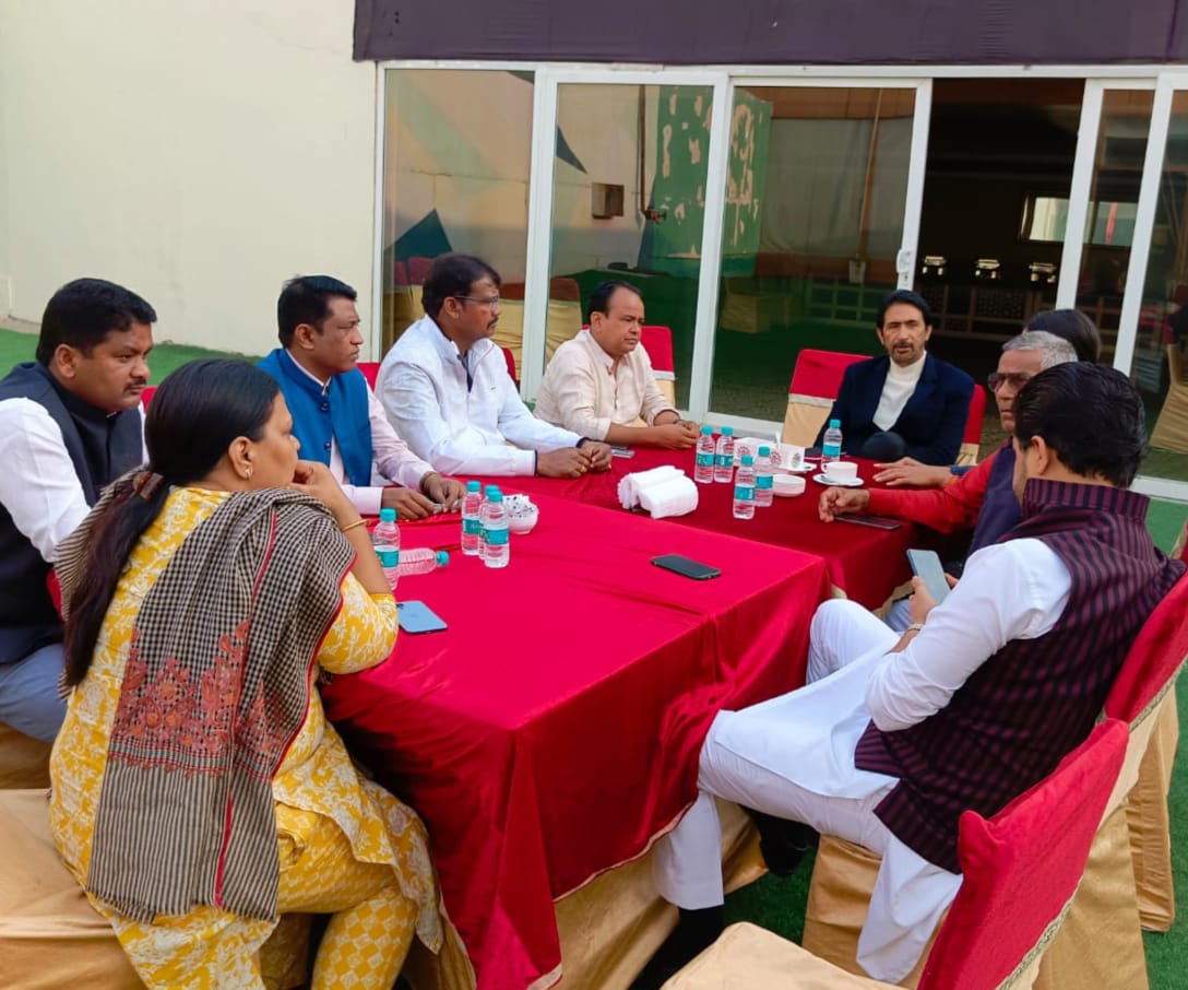 दिल्ली में कांग्रेस के नाराज विधायकों का डेरा,बजट सत्र में नहीं हुए शामिल,तो अल्पमत में आजाएगी सरकार!प्रभारी से वार्ता में नहीं निकला हल