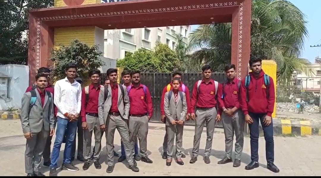  सरायकेला:श्रीनाथ यूनिवर्सिटी की मनमानी! पहले सेमेस्टर की फीस जमा होने के बाद भी 20 बच्चों को परीक्षा देने से किया वंचित, पढ़ें वजह   